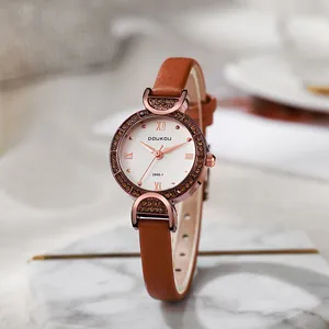 Detail der roségoldenen diamantbesetzten Lünette mit weißem Zifferblatt und Lederarmband