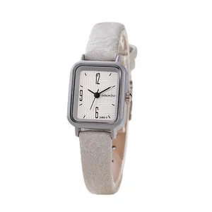 Montre carrée minimaliste pour femme avec bracelet en cuir gris et cadran beige texturé