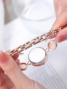 Detailansicht des roségoldenen H-Gliederarmbands und Gehäuses der Damenarmbanduhr