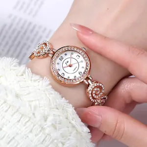 Elegante Damenquarzuhr in Roségold mit diamantbesetzter Lünette und Hohlmuster-Armband