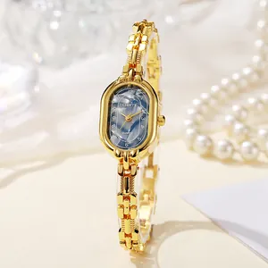Elegante goldene Damenquarzuhr mit blauem Marmorzifferblatt und Perlen-Accessoires