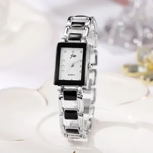 Makroaufnahme einer silbernen Quarzuhr mit Diamantindexen und Gliederkettenarmband
