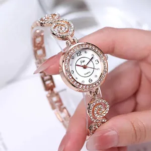 Modische Damenuhr in Roségold mit Strass-Armband und weißem rundem Zifferblatt