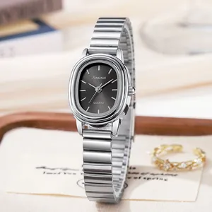 Detail van zilveren ovaal quartz horloge met zwarte wijzerplaat op hout