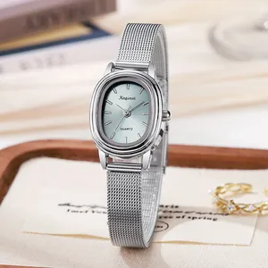 Elegante reloj ovalado de mujer con esfera verde y correa milanesa de plata, estilo de lujo