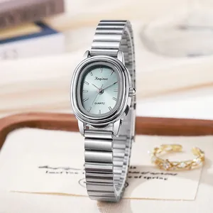 Detail van het Kaqinua ovale zilveren horloge met lichtblauwe wijzerplaat en rekbare band