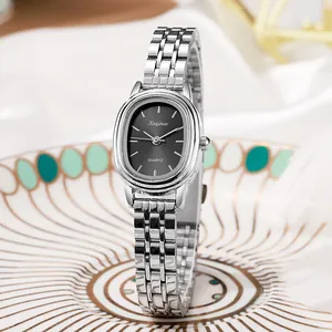 Macro-detail van ovaal horloge met zwarte wijzerplaat en zilveren stalen schakelband