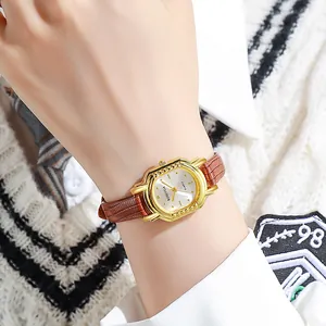 Montre vintage dorée pour femme avec bracelet en cuir marron lézard et cadran blanc élégant