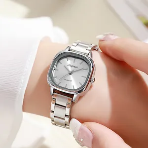 Montre à quartz élégante pour femmes en acier argenté avec cadran rectangulaire chic