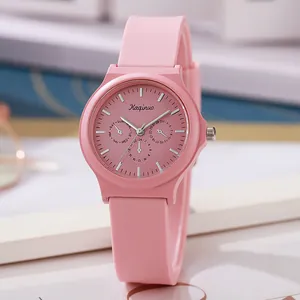 Detail van de roze analoge wijzerplaat met sub-wijzerplaten voor datum en week