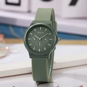 Zijaanzicht van een groen siliconen horloge met multifunctionele wijzerplaat en markers
