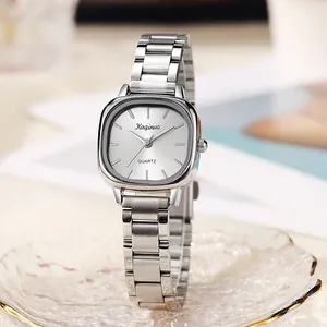 Montre quartz femme en argent avec cadran carré et bracelet en acier sur plateau
