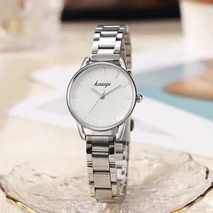Montre minimaliste en acier argenté avec cadran blanc et index bâtons élégants