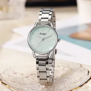 Gros plan détaillé d'une montre à cadran vert menthe avec bracelet en acier argenté