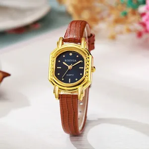 Gros plan détaillé d'une montre à quartz vintage avec boîtier doré et bracelet en cuir brun