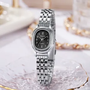 Dettaglio dell'elegante orologio al quarzo ovale argento con quadrante nero e cinturino