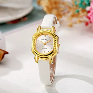 Détail du boîtier de montre vintage en or avec lunette texturée et bracelet en cuir