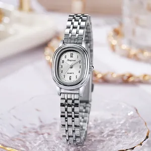 Dettaglio ravvicinato di un elegante orologio al quarzo ovale argento da donna con quadrante