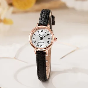 Reloj de cuarzo minimalista con caja de oro rosa, números romanos y correa de cuero negro