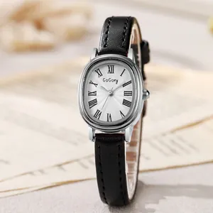 Montre quartz femme élégante avec boîtier ovale argenté, chiffres romains et bracelet cuir