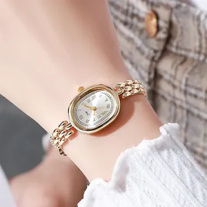Elegante ovale Damenuhr mit römischen Ziffern und hellgoldenen Gliedern im Vintage-Stil