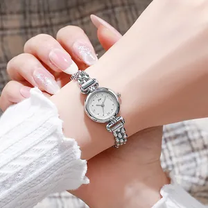Elegante Damen Quarzuhr in Silber mit minimalistischem weißem Zifferblatt und Metallarmband