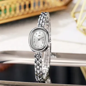 Klassische silberne Ovaluhr für Damen mit römischen Ziffern und Metallarmband im Kettenstil