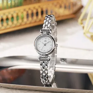 Elegante silberne Damen-Armbanduhr mit weißem Zifferblatt und poliertem Metallarmband