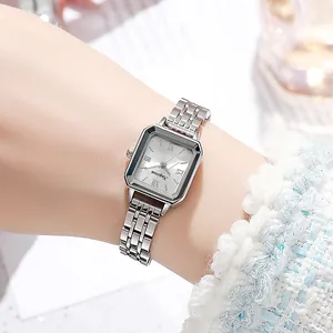 Montre à quartz carrée argentée pour femme avec chiffres romains et bracelet en métal