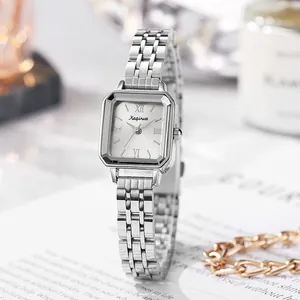 Montre femme carrée en acier inoxydable argenté avec un cadran au design minimaliste