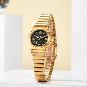 Detailopname van gouden stretch-horloge met zwarte wijzerplaat en Romeinse cijfers