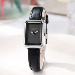 Detalle de reloj rectangular plateado minimalista con correa de cuero negro y esfera