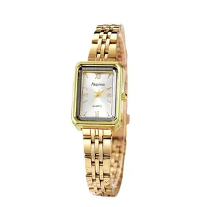 Montre à quartz rectangulaire dorée pour femme avec cadran blanc et bracelet en métal