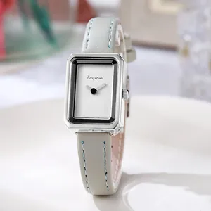 Reloj minimalista de mujer con caja rectangular plateada y correa delgada de cuero beige