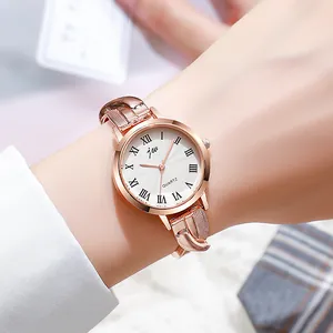 Montre quartz femme or rose élégante avec cadran texturé et chiffres romains au poignet