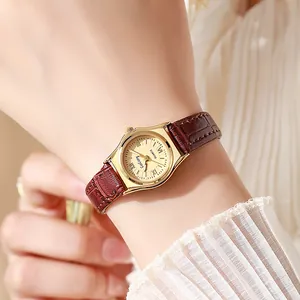 Retro klein gouden dameshorloge met bruine leren band en Romeinse cijfers