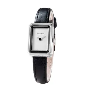 Elegante reloj cuadrado para mujer con caja plateada y correa de cuero negro vintage