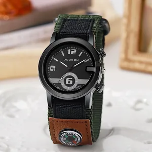 Detail van quartz horloge met legergroene canvas band en geïntegreerde kompasmodule