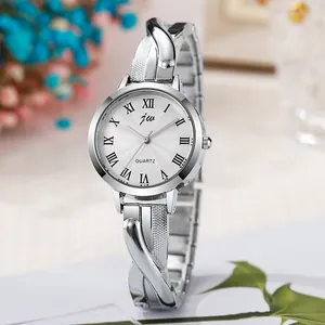 Montre à quartz élégante pour femmes avec cadran blanc soleil et bracelet en chaîne torsadée