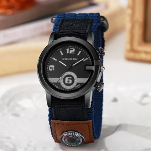 Detail van outdoor sporthologe met blauwe nylon band en mini decoratief kompas