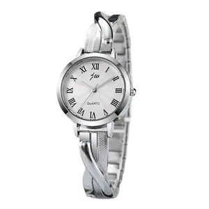 Montre quartz argentée pour femme avec cadran romain et bracelet en maille tressée
