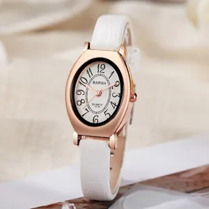 Detail van ovaal roségoud quartz horloge met witte leren band en hagedis textuur patroon
