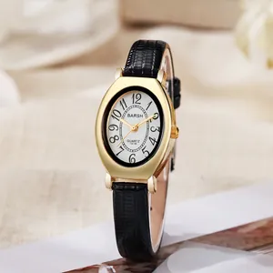 Macro detail van ovale gouden kast en zwarte leren band met krokodillenpatroon horloge