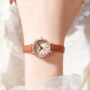 Elegante Damen Quarzuhr mit braunem Lederarmband und rundem Gehäuse in Roségold