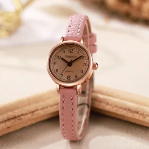 Nahaufnahme von rosa Lederarmband mit Litschi-Struktur und roségoldenem Metallgehäuse