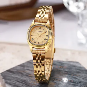 Montre ovale dorée pour femme avec chiffres romains et bracelet en acier poli