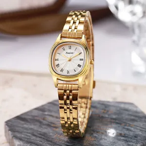 Montre femme ovale dorée avec chiffres romains sur cadran blanc et bracelet en métal