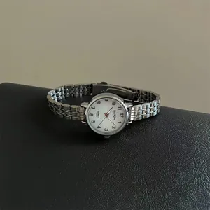 Élégante montre pour femme en acier inoxydable argenté avec cadran blanc et chiffres