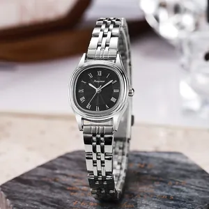 Vue détaillée d'une montre ovale argentée pour femme avec cadran noir à chiffres romains