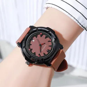 Orologio al quarzo GoGoey con cassa nera geometrica e cinturino marrone in un contesto casual